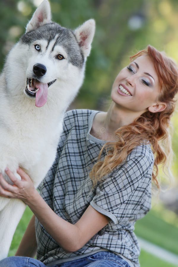 Mulher Feliz Descansando Com Seu Cachorro Imagem de Stock - Imagem de  moderno, maca: 270960225