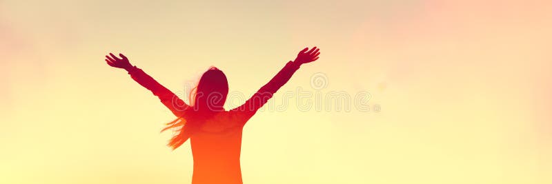 Mulher feliz com os braços levantados em sucesso no panorama da faixa de luz do sol brilhando. bem-estar financeiro