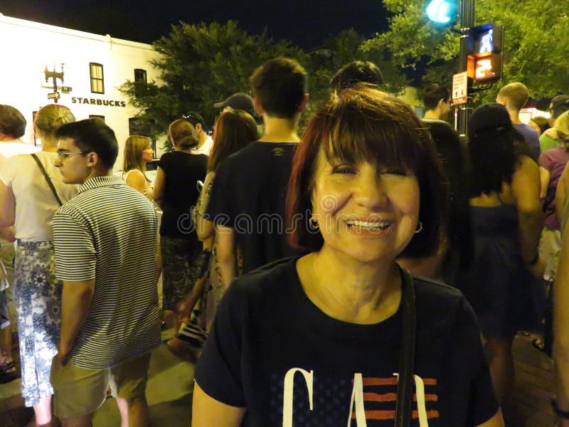 Mulher feliz de Latina em Georgetown após os fogos-de-artifício fotografia de stock royalty free Mulher feliz de Latina em Georgetown após os fogos-de-artifício fotografia de stock royalty free
