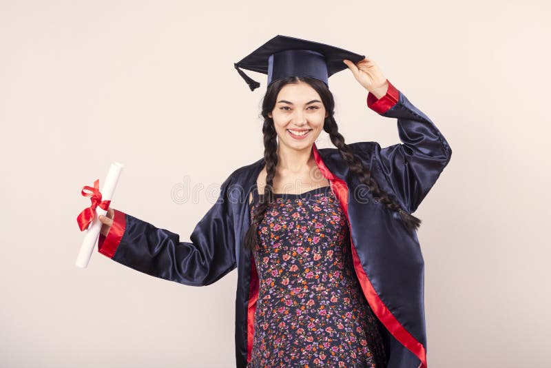 Mulher feliz do retrato em sua universidade do dia de graduação Educação e povos fotografia de stock royalty free Mulher feliz do retrato em sua universidade do dia de graduação Educação e povos fotografia de stock royalty free