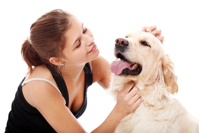 Mulher feliz e seu cão bonito fotografia de stock