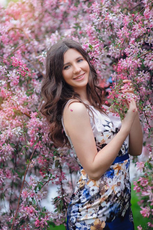 Mulher feliz em flores cor-de-rosa na maçã selvagem da mola fotos de stock Mulher feliz em flores cor-de-rosa na maçã selvagem da mola fotos de stock