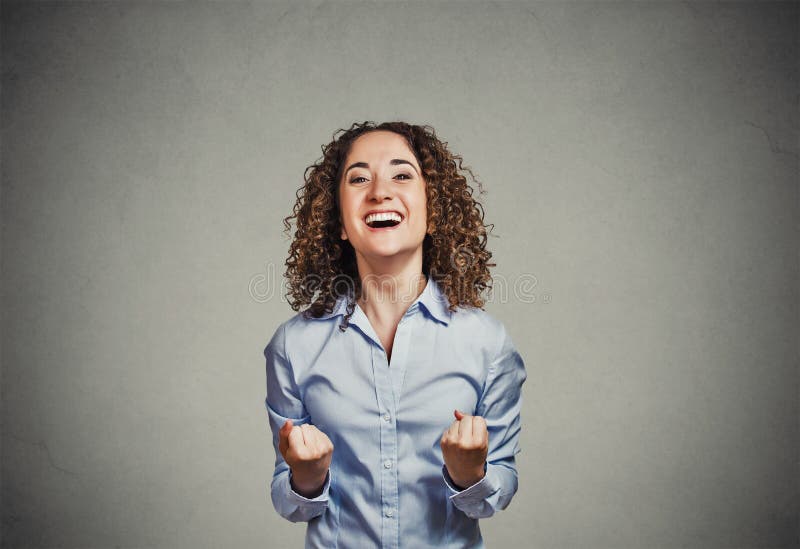 A mulher feliz exulta os punhos de bombeamento comemora o sucesso que grita foto de stock royalty free A mulher feliz exulta os punhos de bombeamento comemora o sucesso que grita foto de stock royalty free