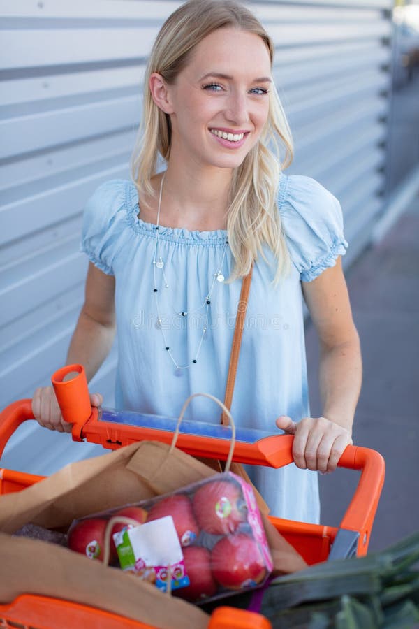 Mulher feliz fez compras imagens de stock royalty free