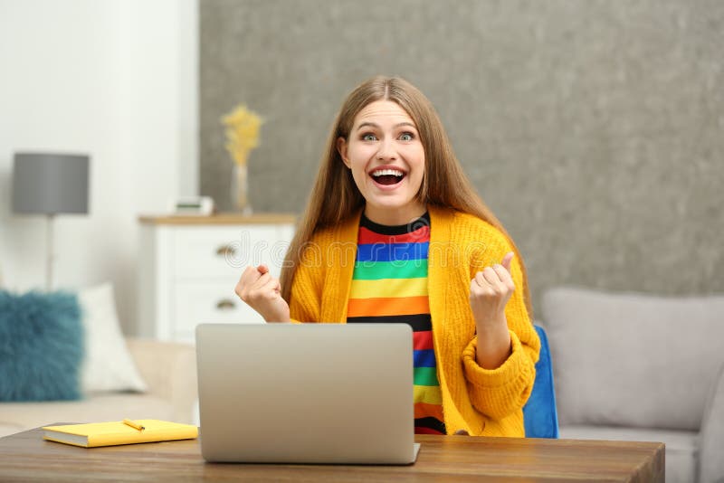 Jovem Jogando Xadrez Com Parceiro Através De Videoconferência Online Em  Casa Imagem de Stock - Imagem de passatempo, quarto: 258376077