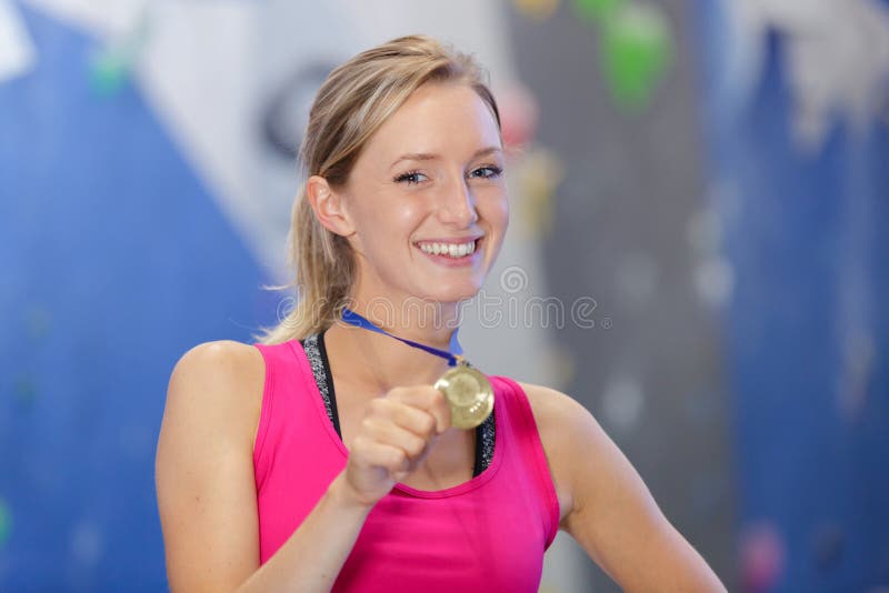 Mulher feliz a exibir a medalha foto de stock royalty free