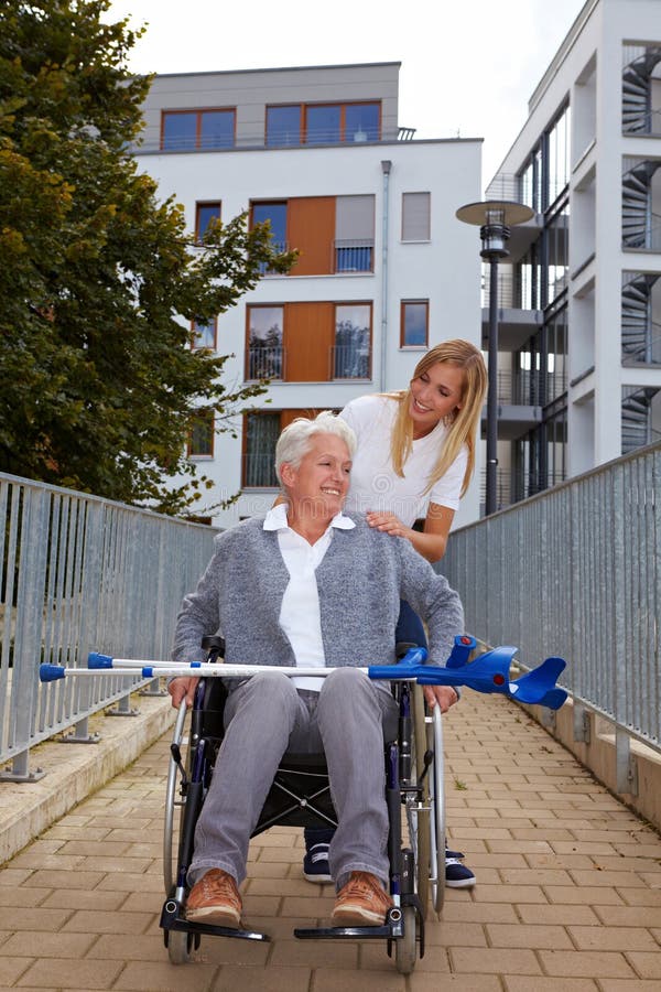 Mulher feliz na cadeira de rodas em uma rampa