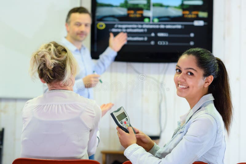 Mulher feliz na escola de condução foto de stock