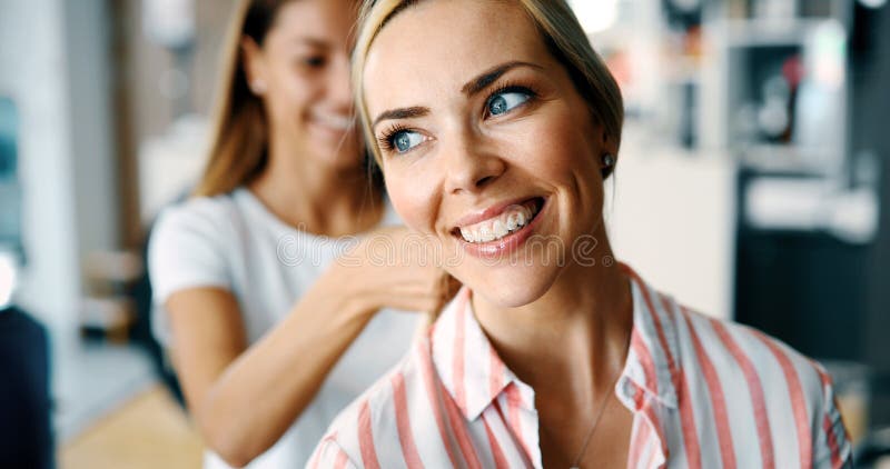 Mulher feliz no cabeleireiro imagem de stock royalty free Mulher feliz no cabeleireiro imagem de stock royalty free