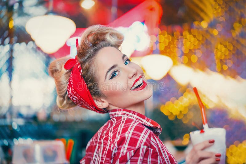 Mulher feliz no café foto de stock royalty free Mulher feliz no café foto de stock royalty free