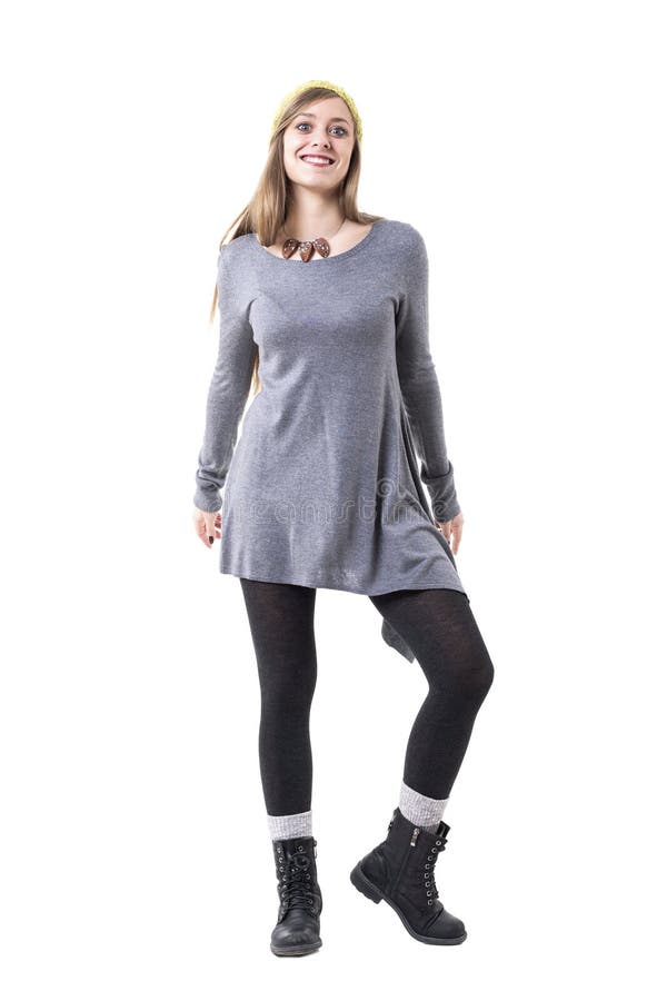 Mulher feliz nova autêntica à moda de encantamento do moderno no estilo alternativo da forma que levanta e sorriso imagens de stock royalty free Mulher feliz nova autêntica à moda de encantamento do moderno no estilo alternativo da forma que levanta e sorriso imagens de stock royalty free