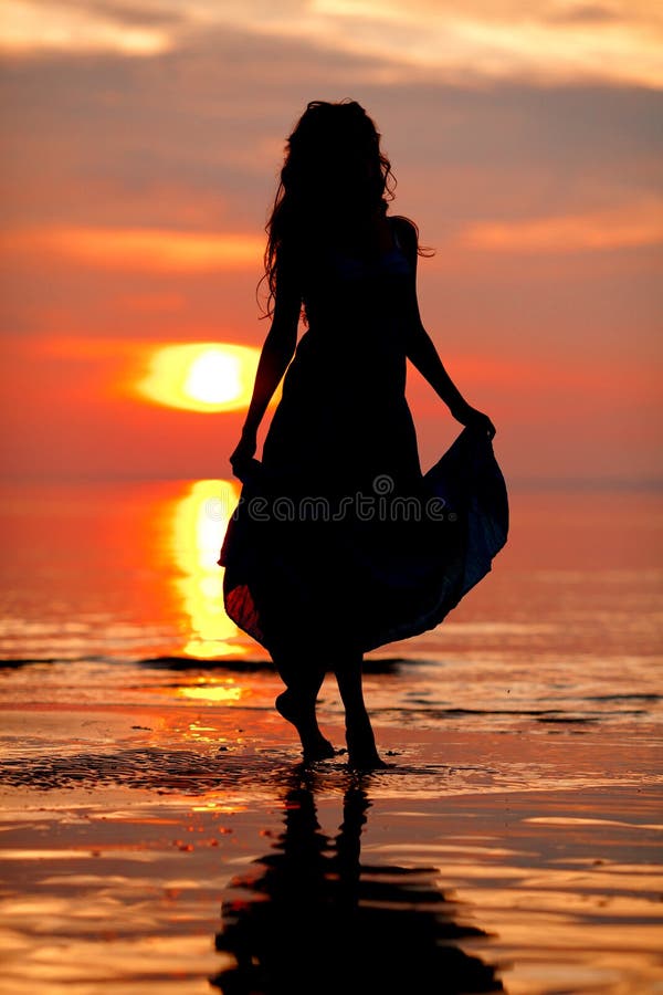 Mulher Livre Feliz Que Aprecia No Por Do Sol Do Mar Mostrado Em Silhueta Contra Foto de Stock - Imagem de silhueta, mulher: 40752536