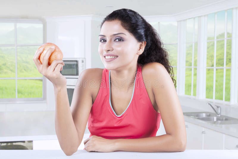 Mulher feliz que come Apple vermelho imagem de stock royalty free Mulher feliz que come Apple vermelho imagem de stock royalty free
