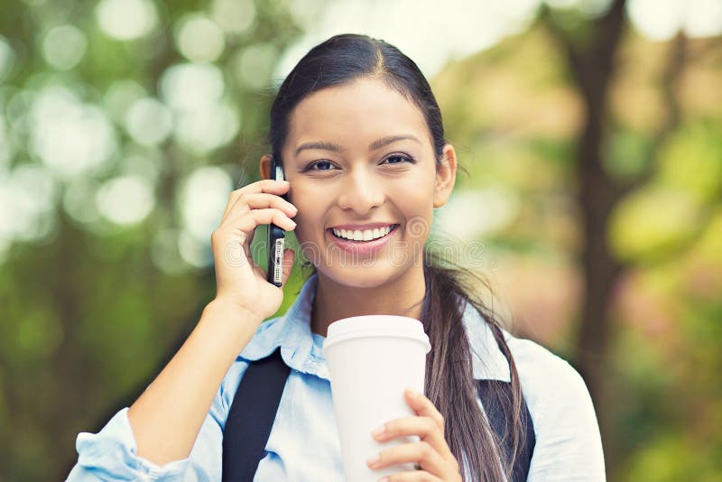 Mulher feliz que fala no telefone esperto fotografia de stock Mulher feliz que fala no telefone esperto fotografia de stock