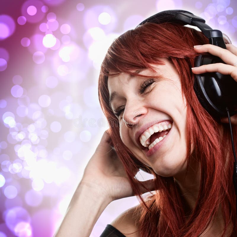 Mulher feliz que tem o divertimento com auscultadores da música fotos de stock Mulher feliz que tem o divertimento com auscultadores da música fotos de stock