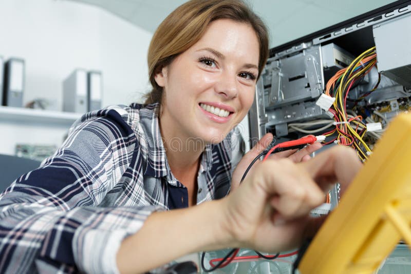 Mulher feliz a trabalhar com conectores imagem de stock royalty free