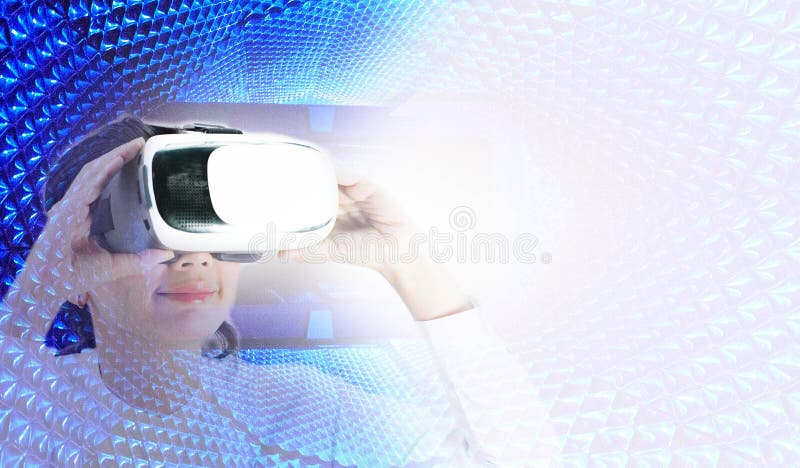 Mulher feliz que veste a realidade virtual em gráficos modernos fotografia de stock royalty free Mulher feliz que veste a realidade virtual em gráficos modernos fotografia de stock royalty free