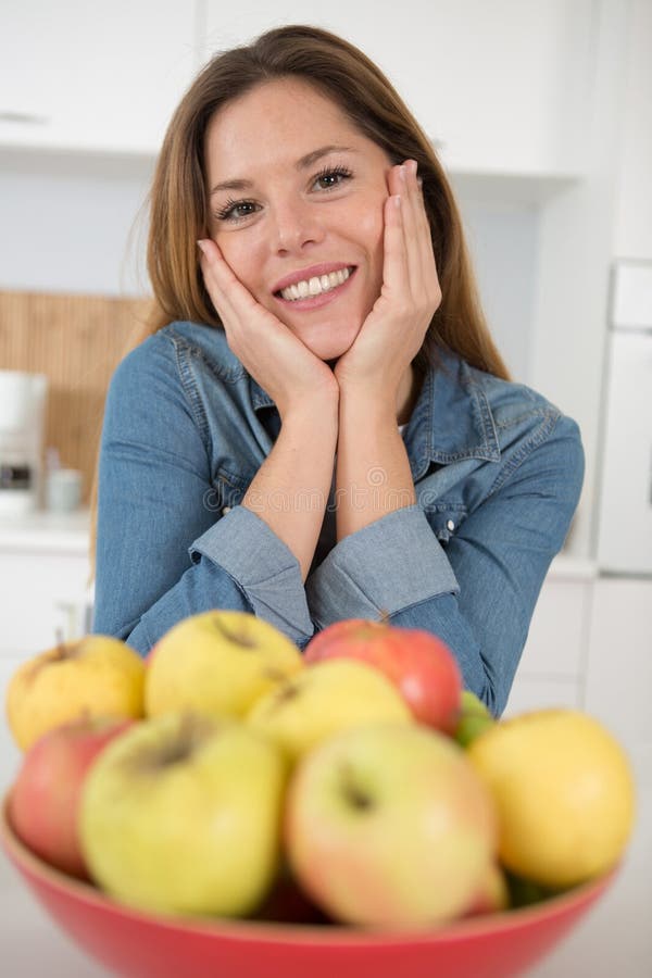 Mulher feliz a segurar maçãs imagens de stock