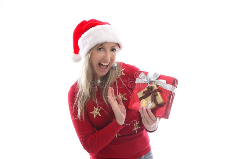 Mulher festiva no Natal está guardando moedas criptos da moeda e um presente fotos de stock Mulher festiva no Natal está guardando moedas criptos da moeda e um presente fotos de stock