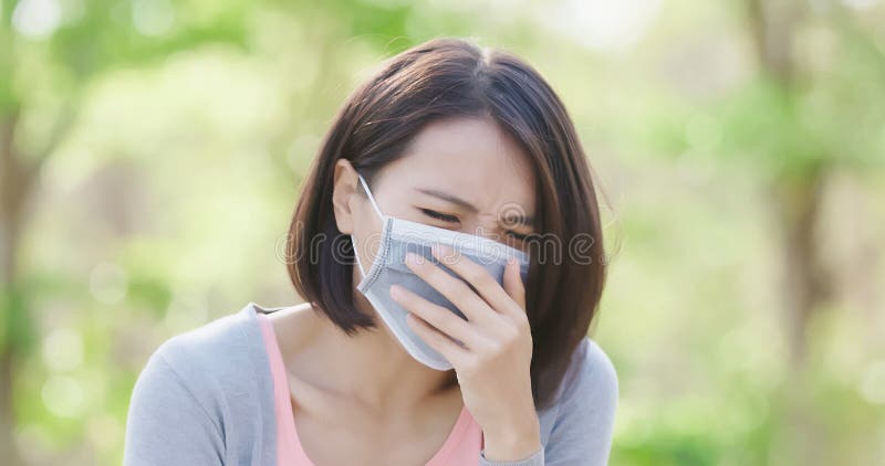 A mulher fica doente foto de stock A mulher fica doente foto de stock