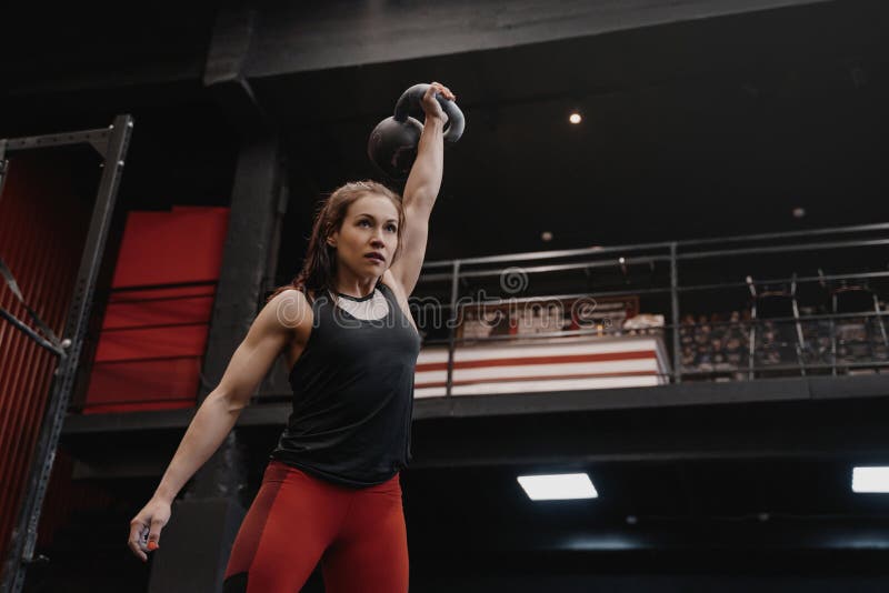 Mulher forte do crossfit que exercita com um kettlebell no gym Treinamento funcional fazendo fêmea imagem de stock Mulher forte do crossfit que exercita com um kettlebell no gym Treinamento funcional fazendo fêmea imagem de stock