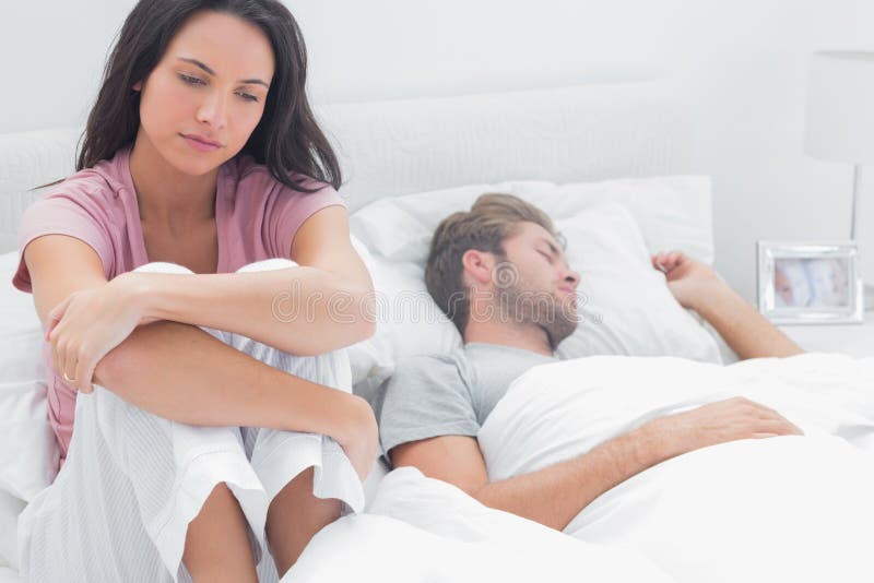 Mulher forçada em sua cama imagens de stock Mulher forçada em sua cama imagens de stock