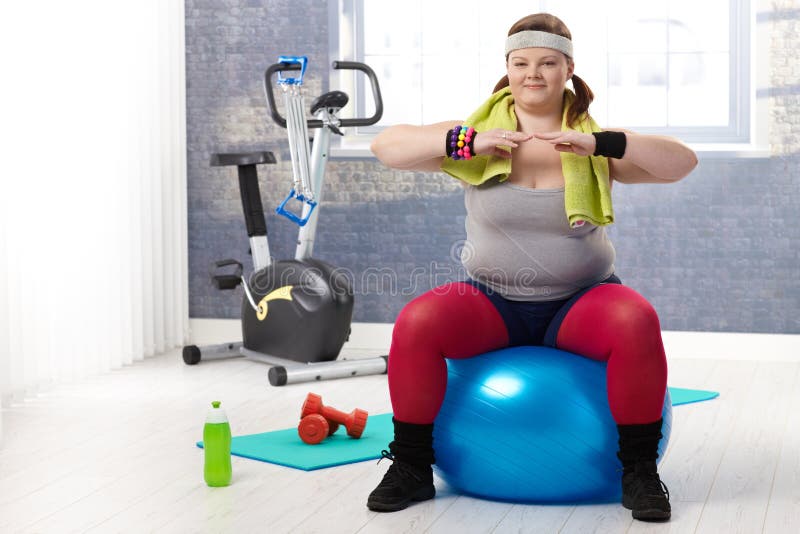 Mulher gorda que faz a ginástica fotografia de stock Mulher gorda que faz a ginástica fotografia de stock