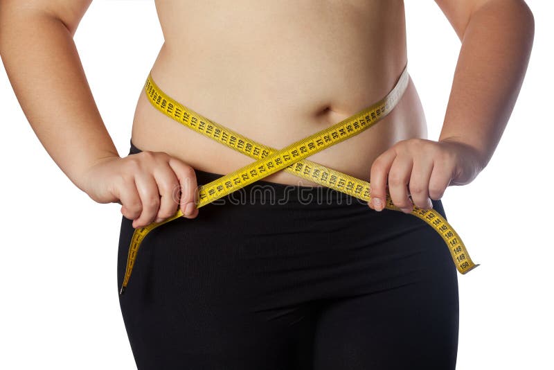 Mulher gorda que mede sua cintura com uma fita de medição amarela Redução do tratamento do excesso de peso e da obesidade imagem de stock Mulher gorda que mede sua cintura com uma fita de medição amarela Redução do tratamento do excesso de peso e da obesidade imagem de stock