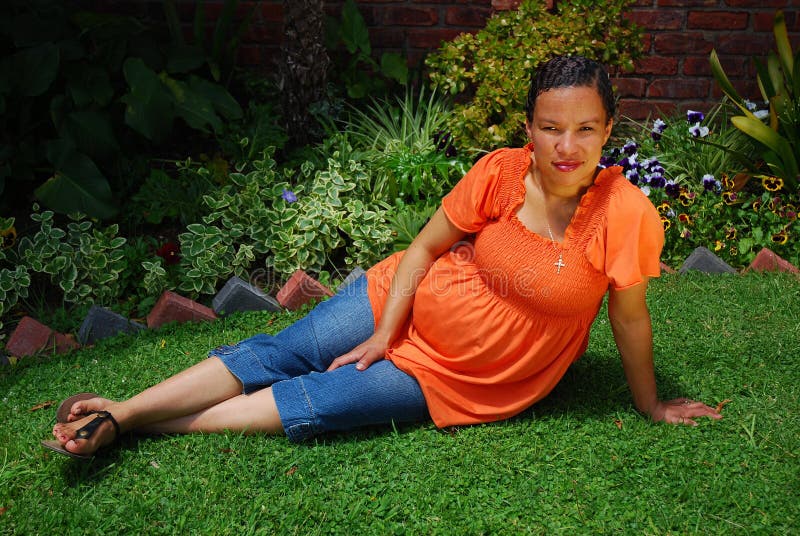 Mulher gravida Biracial imagens de stock Mulher gravida Biracial imagens de stock
