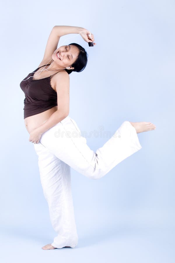 Mulher gravida da dança imagem de stock Mulher gravida da dança imagem de stock