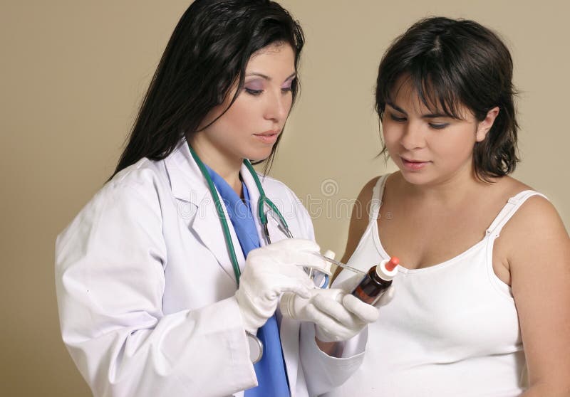 Mulher gravida de consulta do doutor foto de stock Mulher gravida de consulta do doutor foto de stock