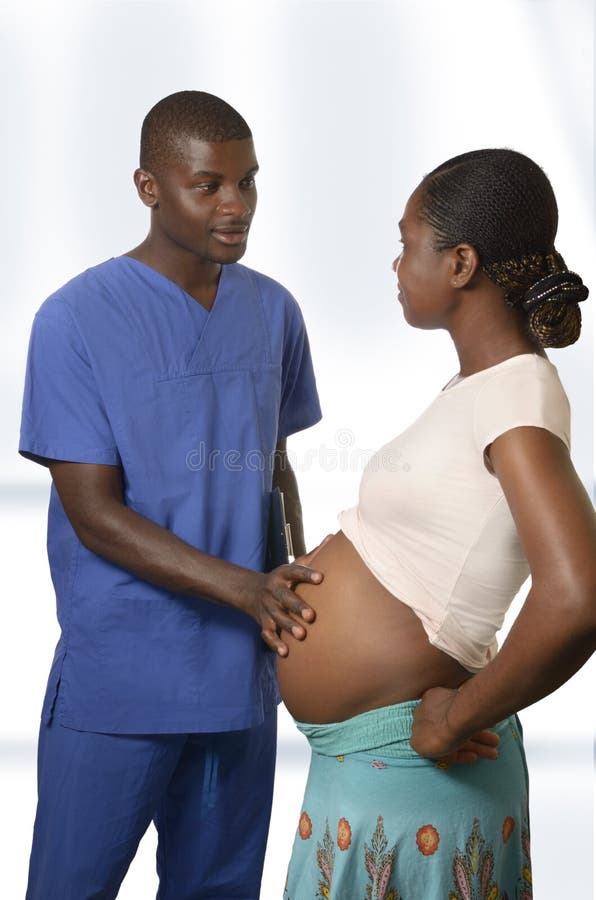 Mulher gravida de exame do doutor africano imagem de stock Mulher gravida de exame do doutor africano imagem de stock