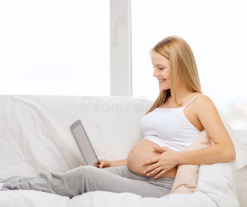 Mulher Gravida Que Joga a Música a Seu Bebê Foto de Stock - Imagem de jogar,  cabelo: 22717502