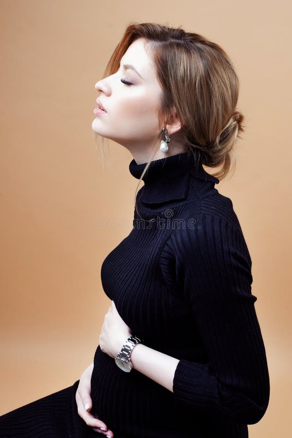 Mulher gravida elegante e à moda bonita nova fotografia de stock Mulher gravida elegante e à moda bonita nova fotografia de stock
