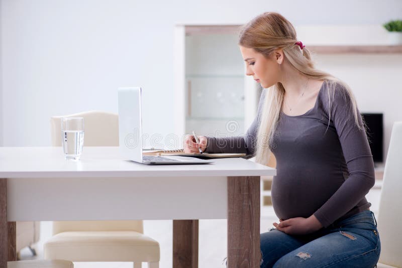 A mulher gravida em casa que prepara-se para o parto imagem de stock A mulher gravida em casa que prepara-se para o parto imagem de stock
