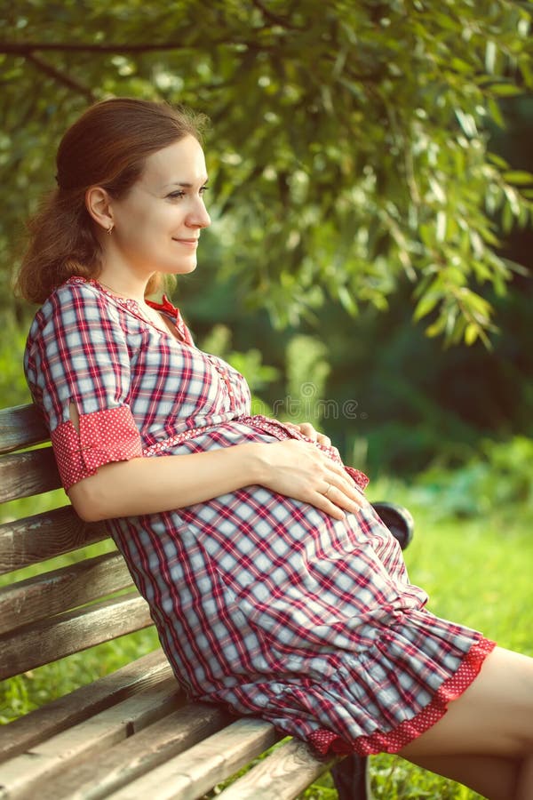 Mulher grávida feliz fotos de stock