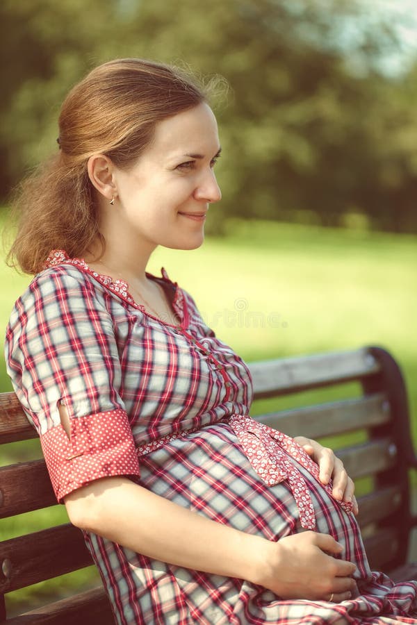 Mulher gravida feliz fotos de stock