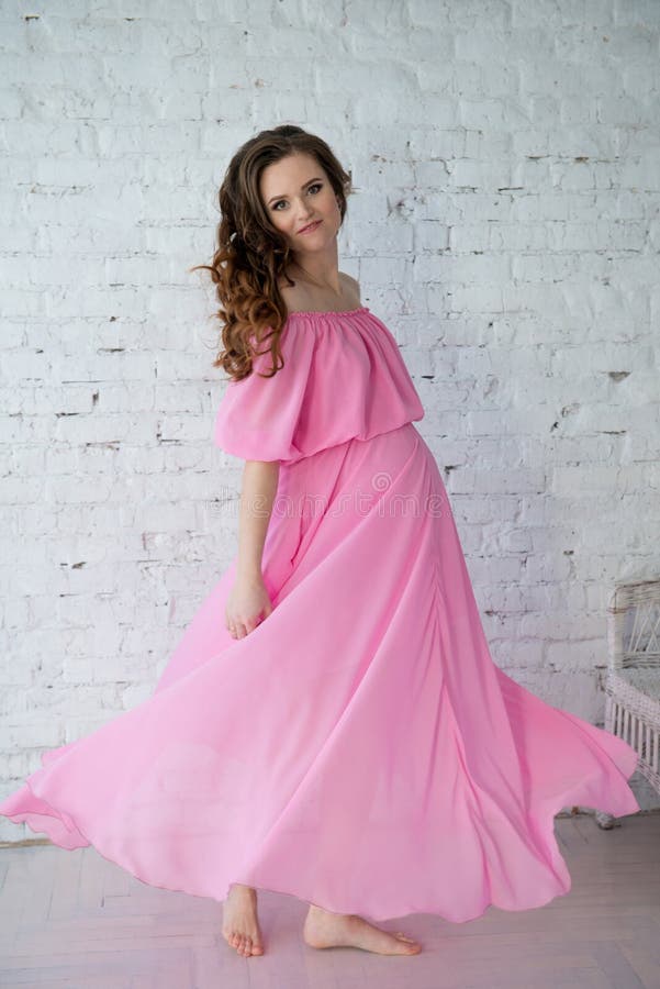 Mulher gravida macia bonita no vestido cor-de-rosa foto de stock royalty free Mulher gravida macia bonita no vestido cor-de-rosa foto de stock royalty free