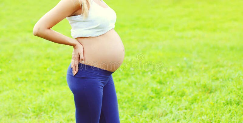 Mulher gravida nova feliz fora sobre o verão fotografia de stock Mulher gravida nova feliz fora sobre o verão fotografia de stock