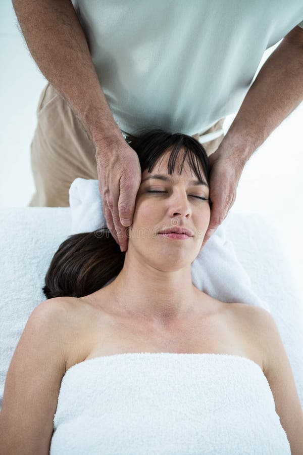Mulher gravida que recebe uma massagem do massagista foto de stock royalty free Mulher gravida que recebe uma massagem do massagista foto de stock royalty free