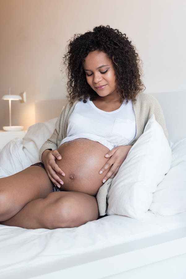 Mulher gravida que toca em sua barriga foto de stock royalty free Mulher gravida que toca em sua barriga foto de stock royalty free