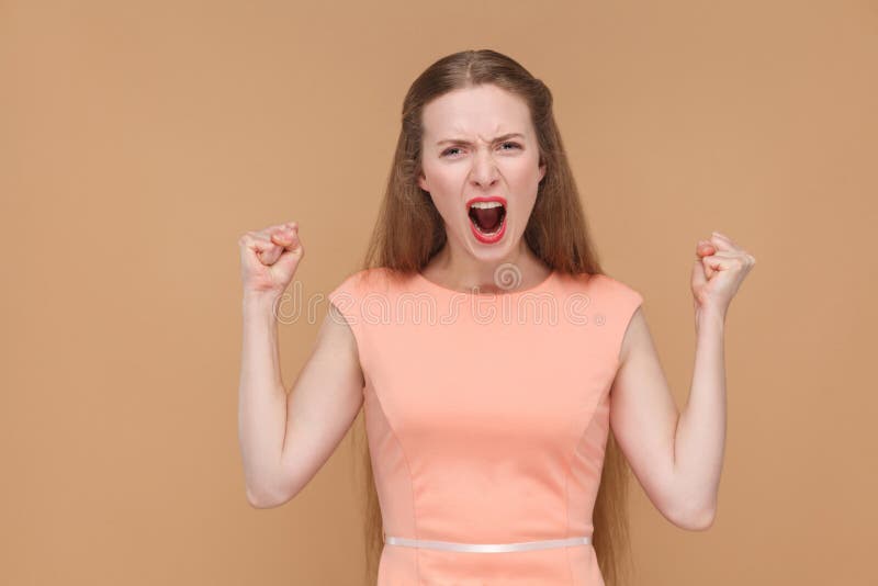 Mulher gritando agressiva que olha a câmera fotografia de stock Mulher gritando agressiva que olha a câmera fotografia de stock