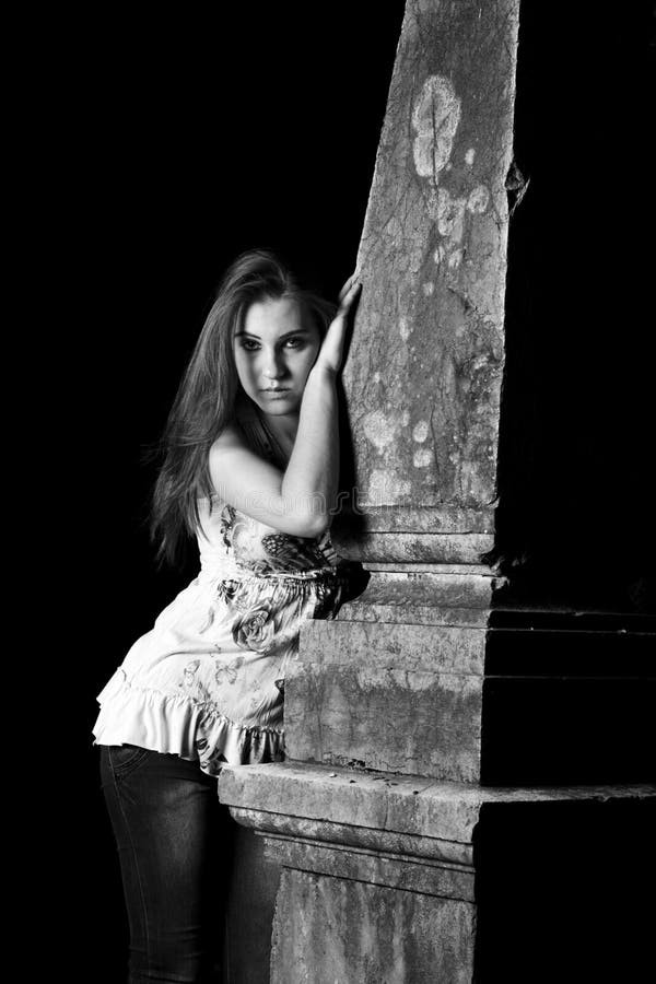 Mulher gótico pela sepultura fotos de stock royalty free