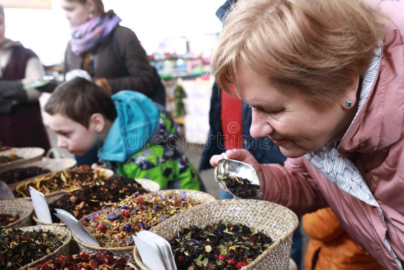 Mulher idosa cheirando chá imagens de stock royalty free