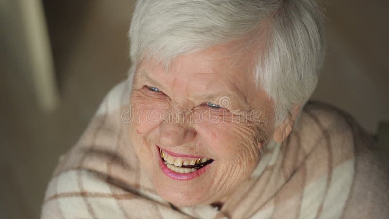 Mulher idosa de riso filme