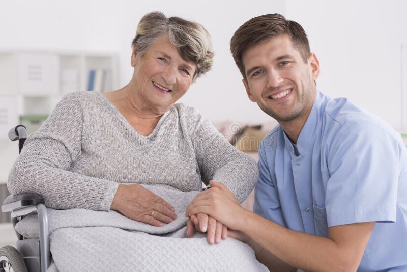 Mulher idosa feliz com enfermeira masculina