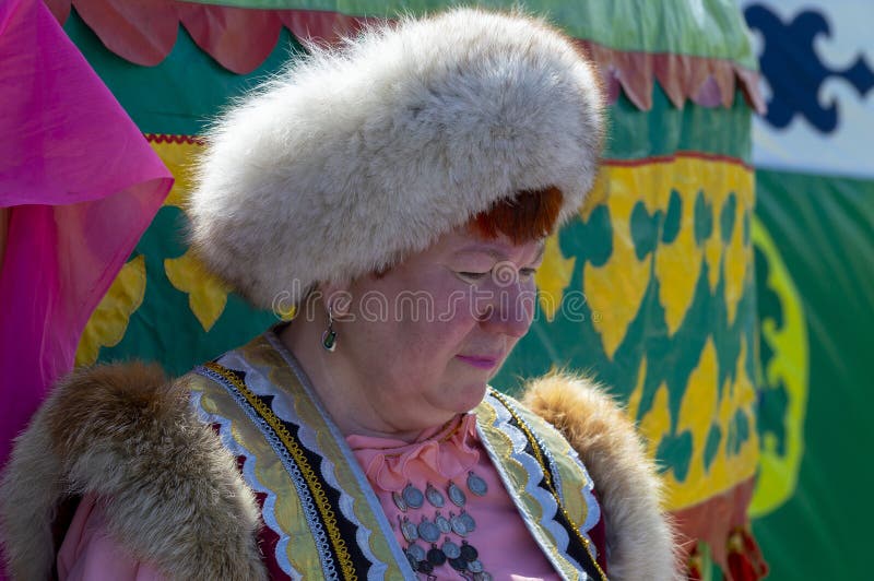 Mulher idosa na roupa Bashkir nacional imagem de stock royalty free Mulher idosa na roupa Bashkir nacional imagem de stock royalty free