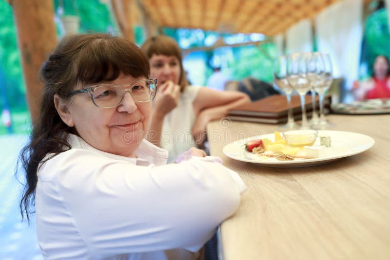 Mulher idosa no bar imagem de stock