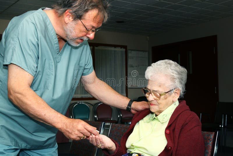 Mulher idosa a tomar comprimidos fotografia de stock royalty free