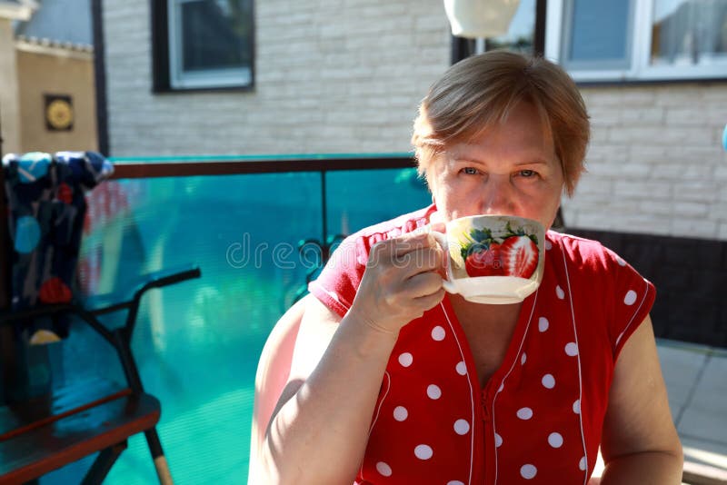 Mulher idosa tomando chá imagem de stock royalty free